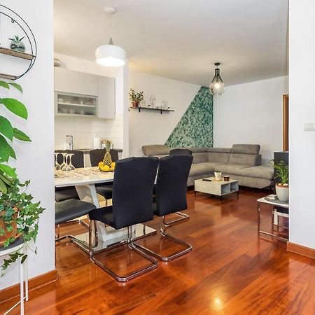 Ferienwohnung Airy 2-Br Apt W/ Open Layout & Modern Design Split Exterior foto